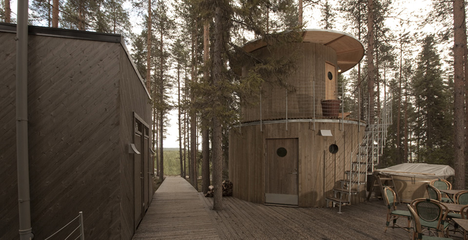 sauna_exterior-treehotel-cardboard-blog-ecohoteles-suiza-diseno