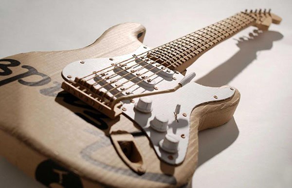 Guitarra eléctrica de cartón de Chris Gilmour. Fuente: www.chrisgilmour.com/index.php