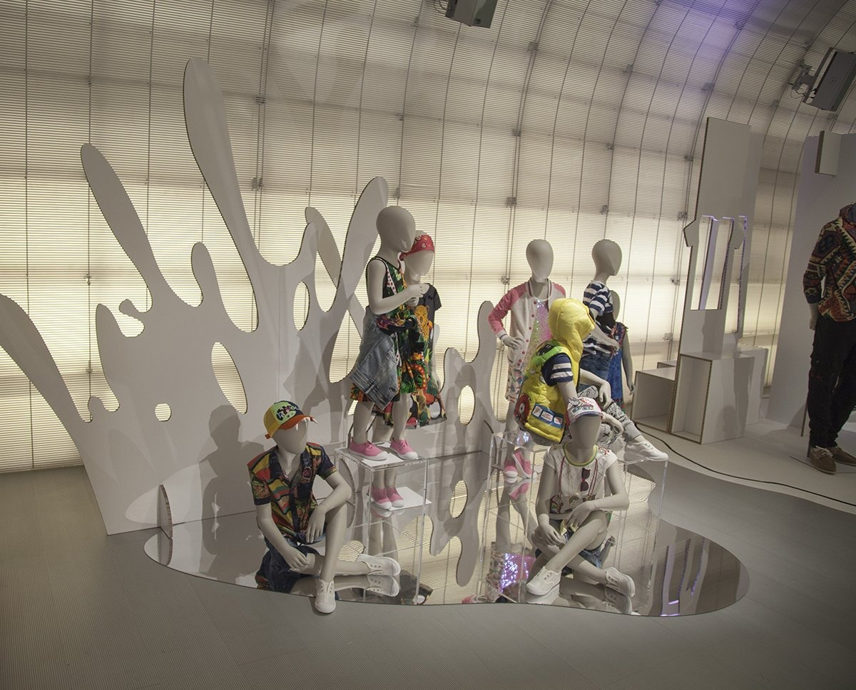 Escenografías con cartón para eventos de presentación de moda infantil Desigual