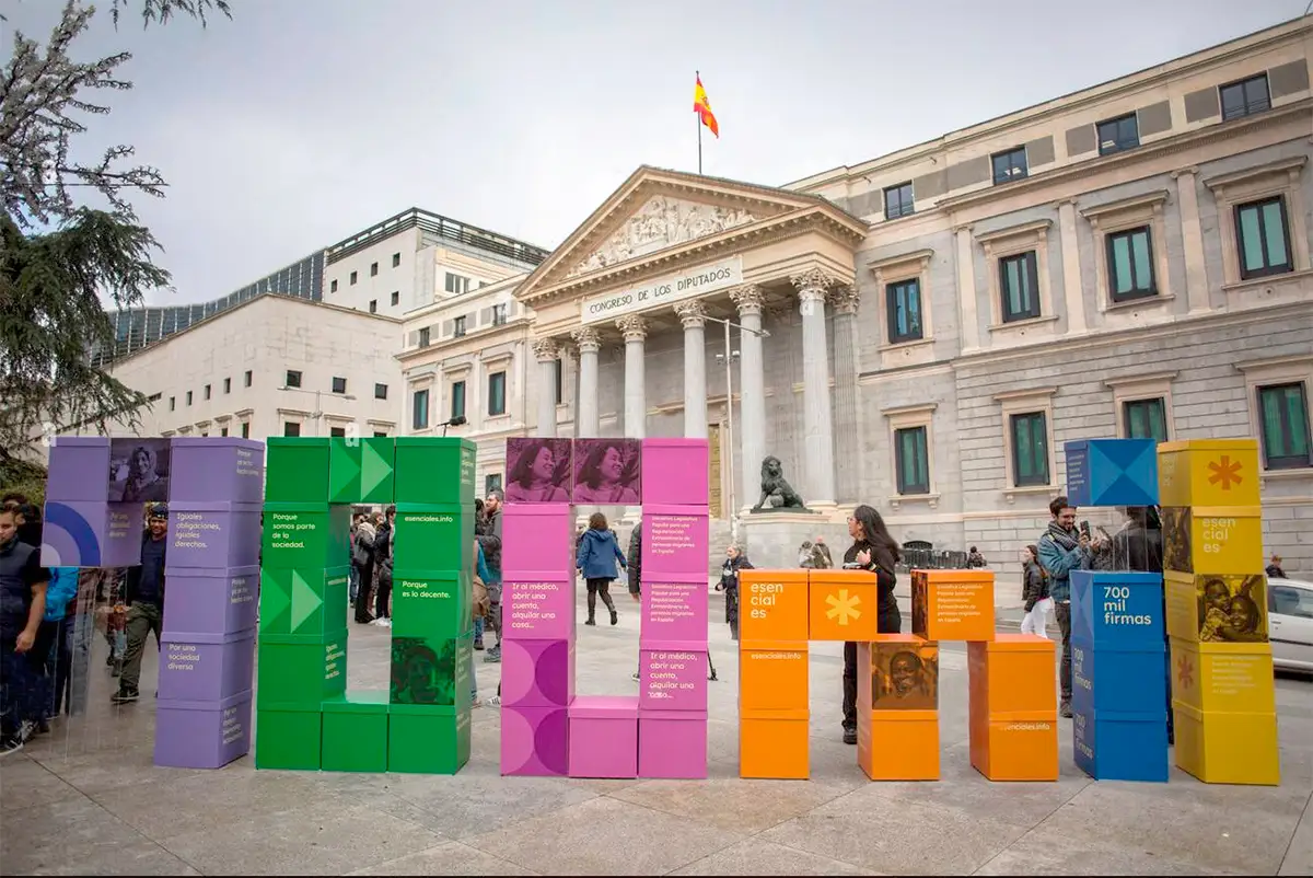 Instalación de letras con cubos de cartón para eventos y congresos Letras corpóreas con cubos de cartón diseñadas para evento congreso diputados
