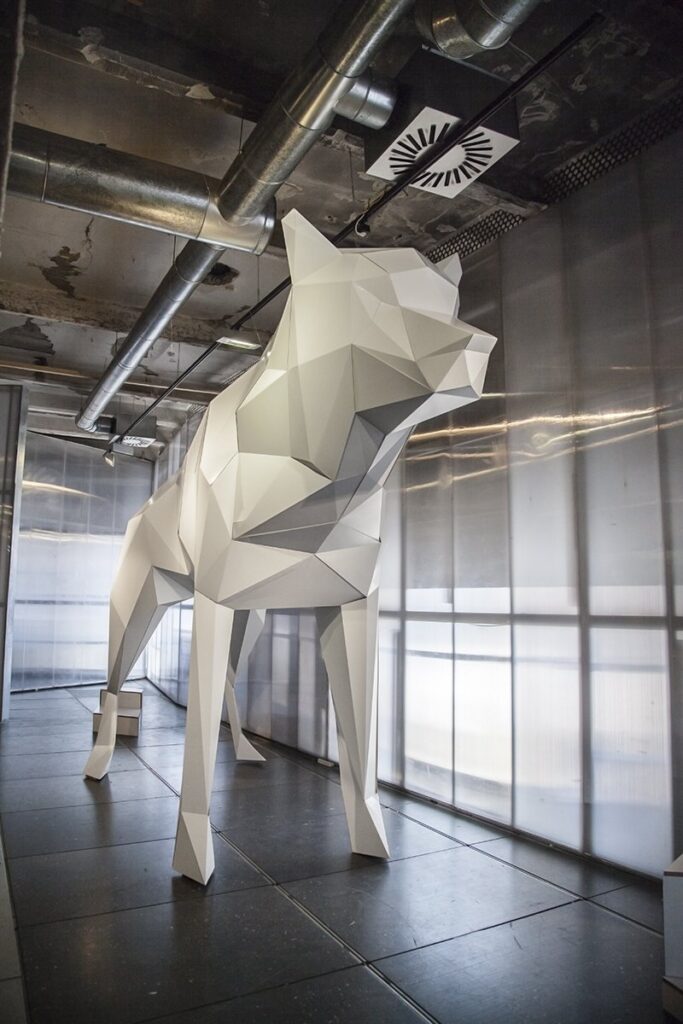 lobo de cartón gigante