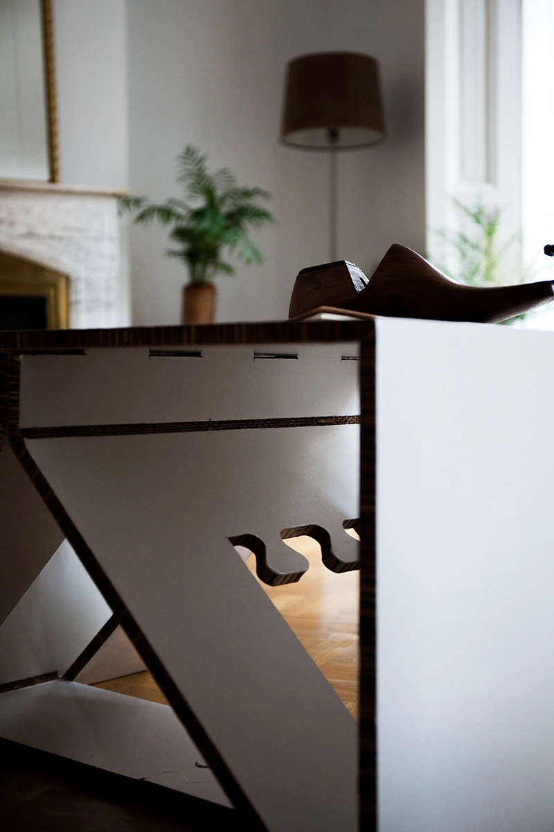 Vista del ensamblaje interior de una mesa de cartón para Home Staging