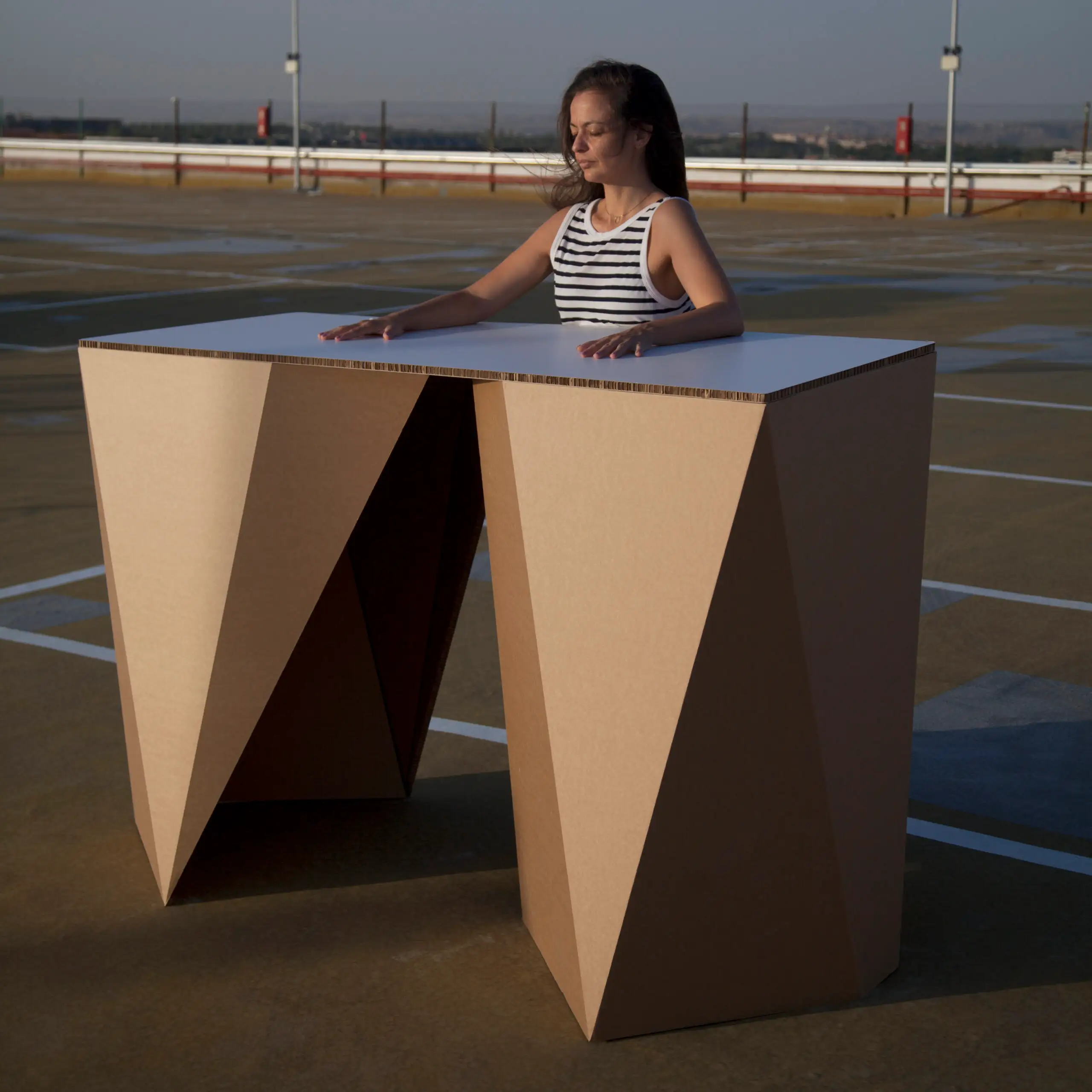 Mostrador origami de cartón para eventos en Madrid Mostrador de cartón estilo origami para ferias y eventos en Madrid. Diseño ecológico, resistente y personalizado