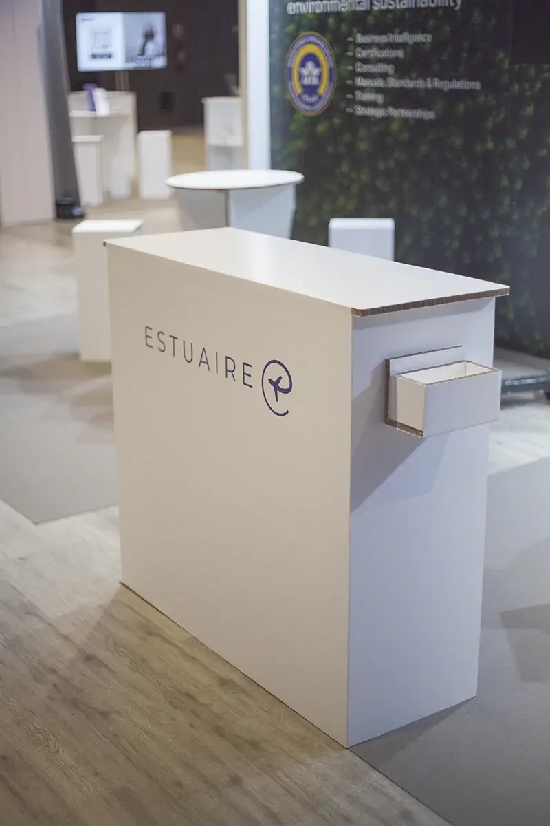 Mostrador de cartón para ferias y eventos en Madrid | Cardboard Mostrador de cartón resistente y modular para ferias y eventos en Madrid, diseño personalizado y fácil de montar.