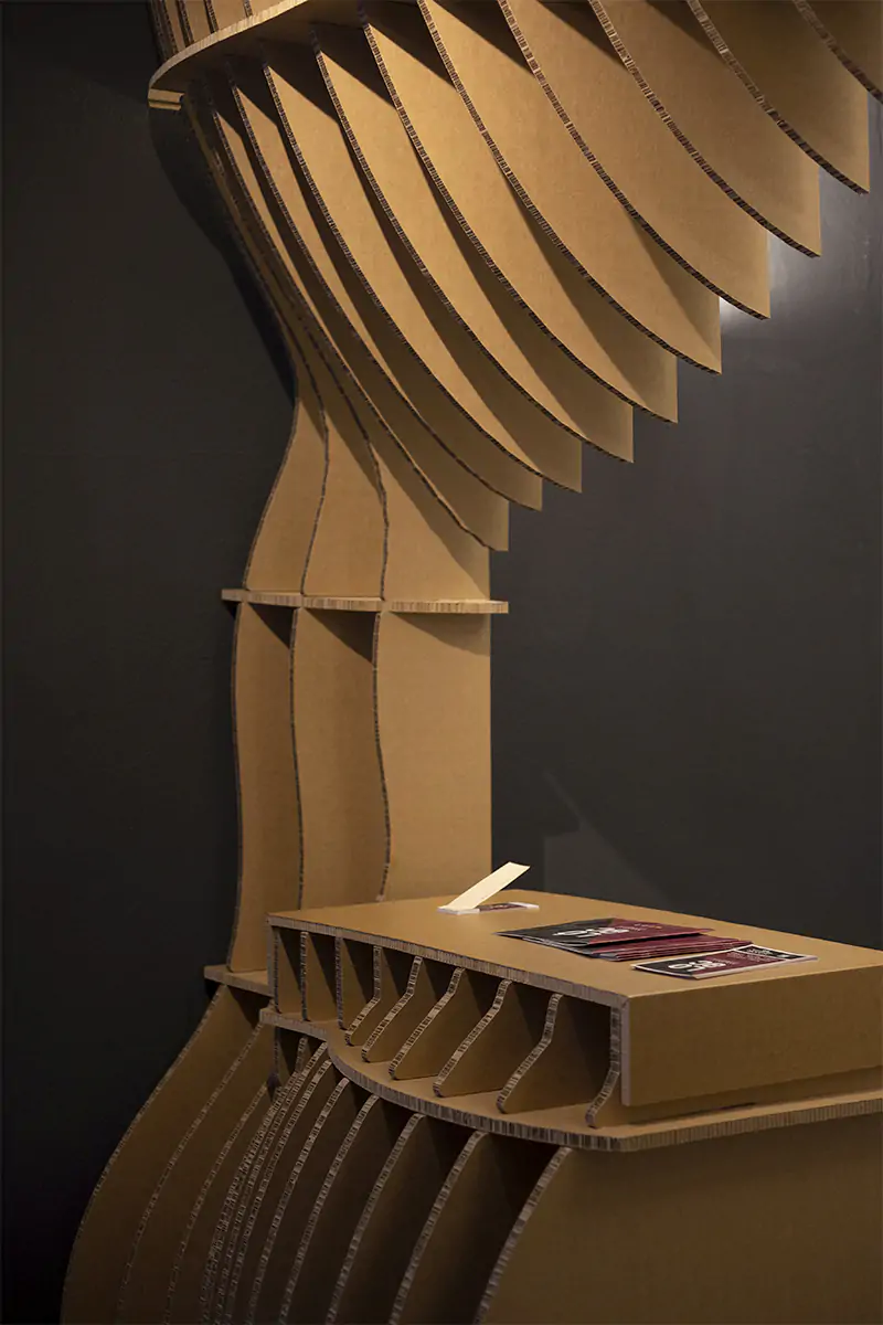 Mostrador paramétrico de cartón diseño personalizado y a medida en Madrid Mostrador paramétrico de cartón con diseño curvado, ideal para stands de ferias, exposiciones y eventos sostenibles en Madrid