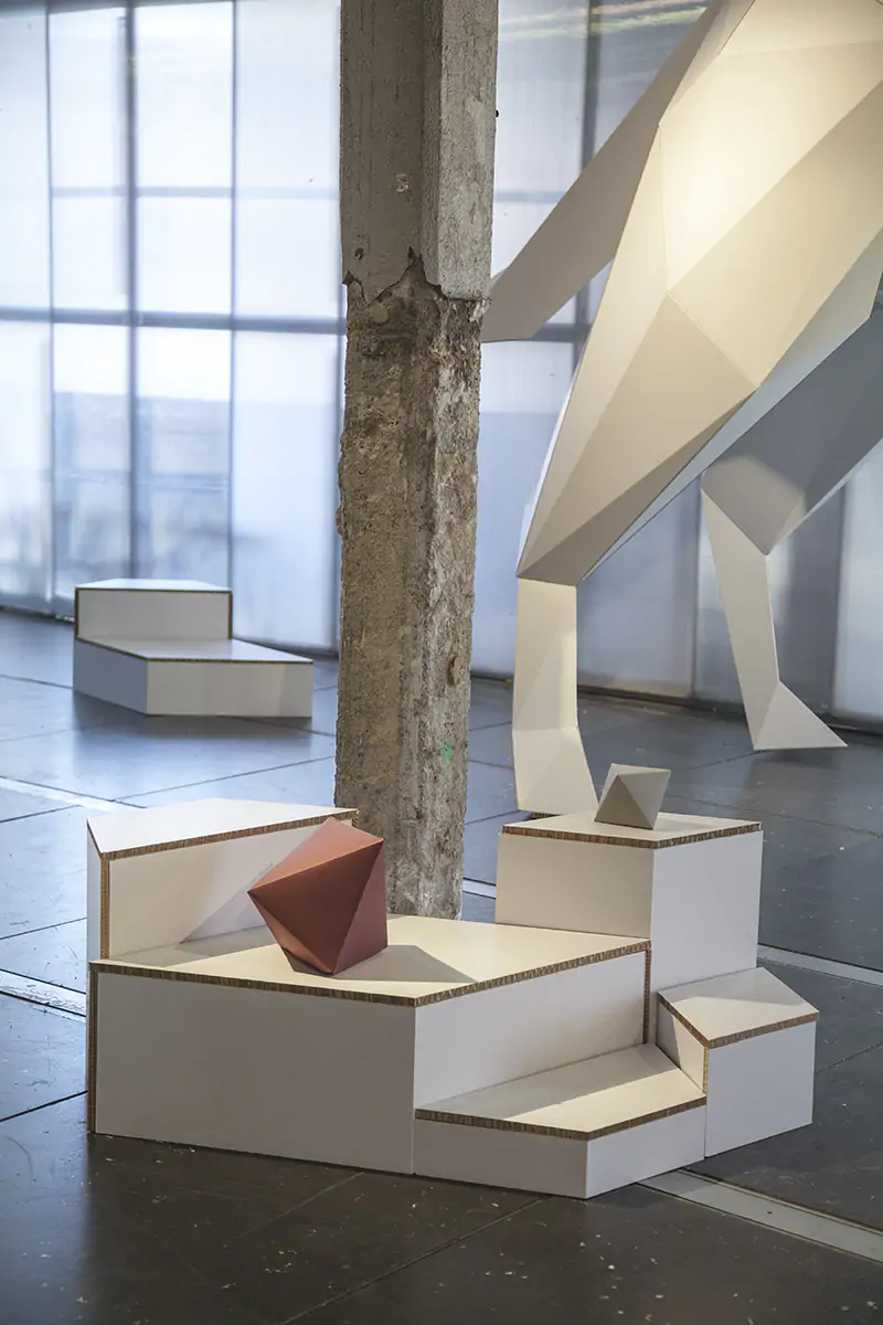 Peanas triangulares de cartón para exposición de arte y producto Peanas triangulares de cartón blanco para exponer productos en ferias, tiendas o escaparates