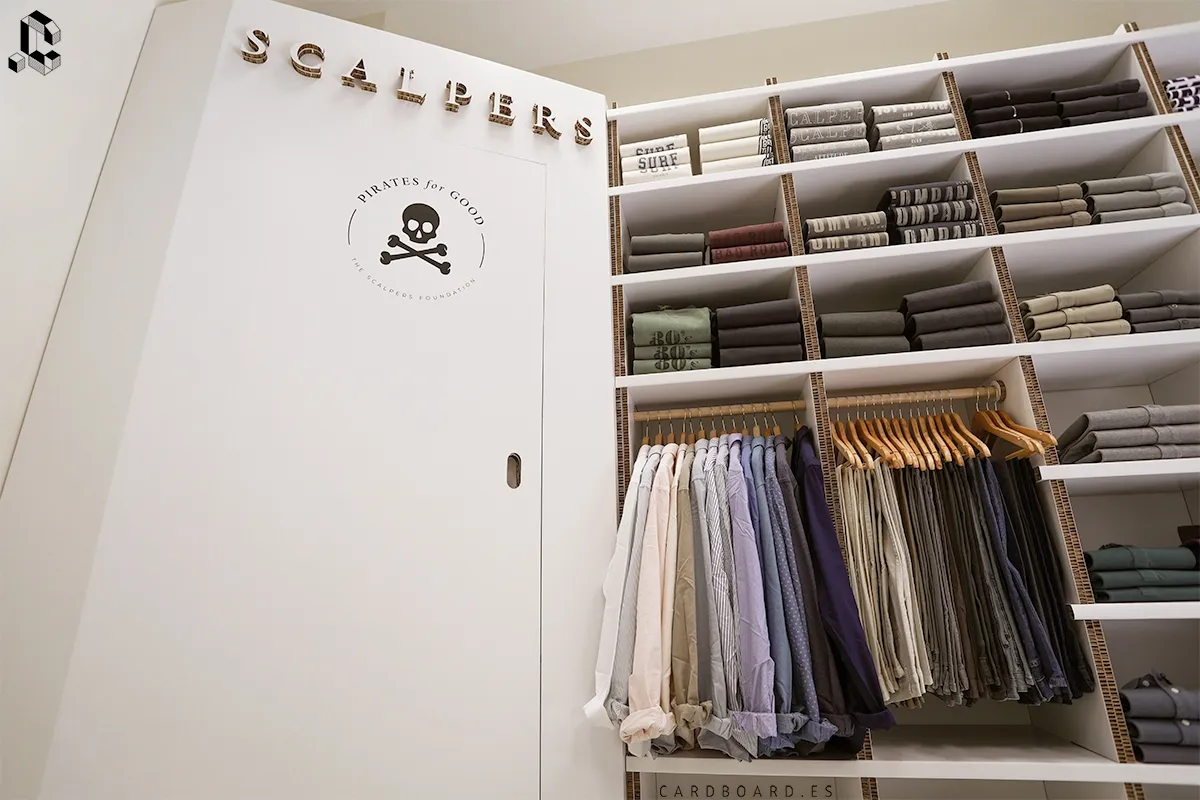 Vestidor de cartón para tiendas – diseño sostenible y modular Vestidor de cartón blanco para tiendas en Madrid, resistente, desmontable y personalizable